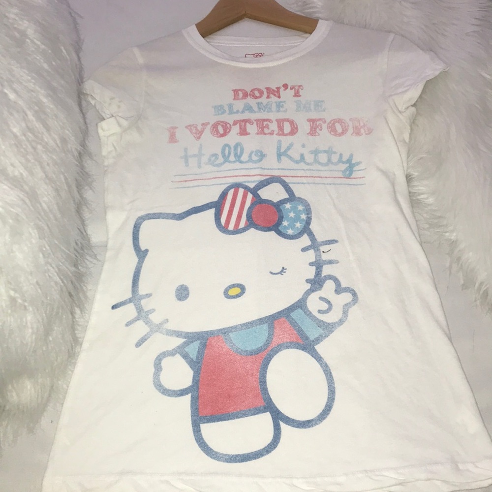 CUTE HELLO KITTY TOP 💕🐱
